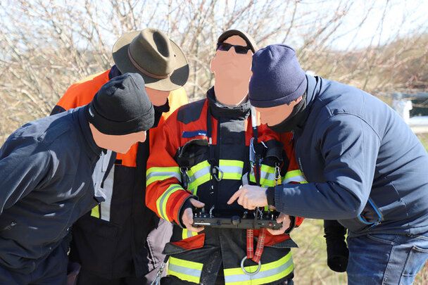 Feuerwehrkräfte bei der Bedienung einer Drohne im Außeneinsatz mit Fernsteuerung